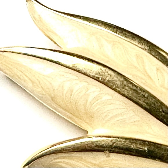 Napier Vintage Gold-Tone and Cream Pearlized Enamel Brooch GUC - Picture 6 of 7